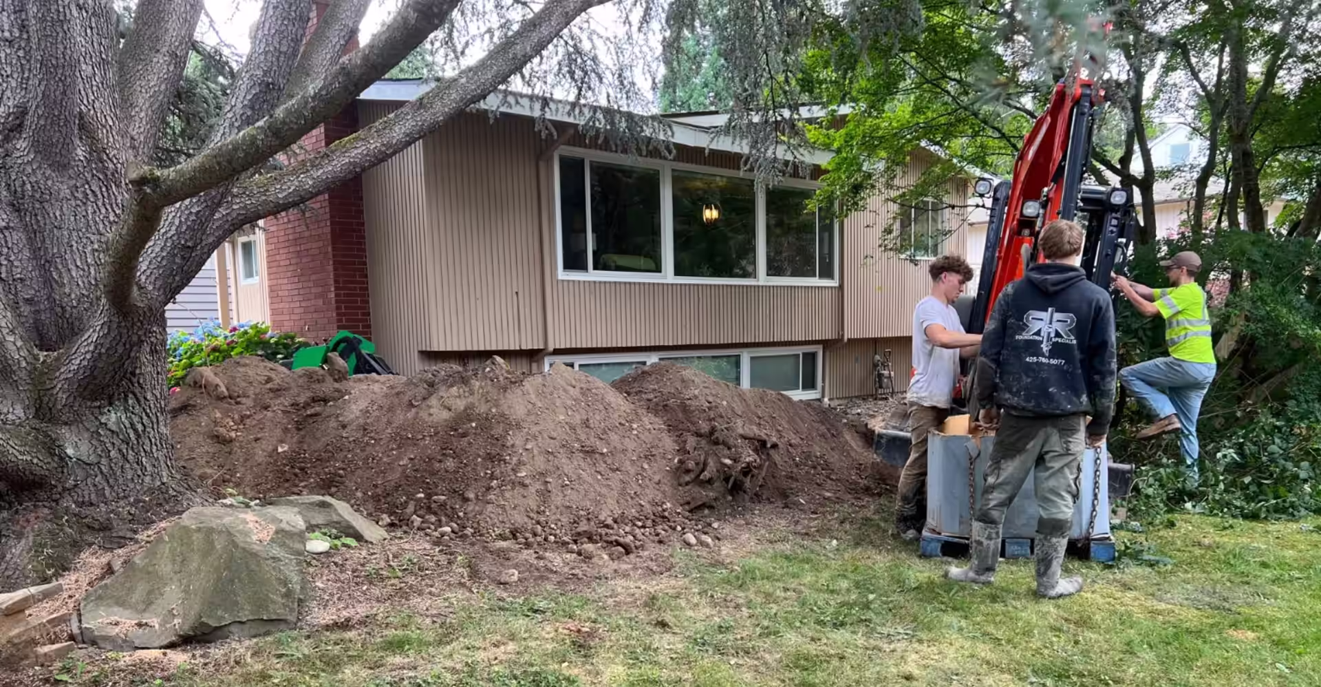 R&R Foundation Specialist team member working in the yard of a home.